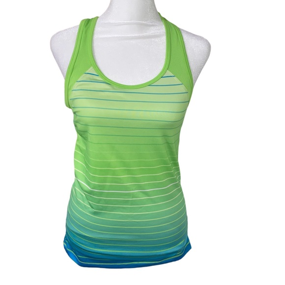 4 pcs Of Women's Work Out Tops Size M - Picture 8 of 13